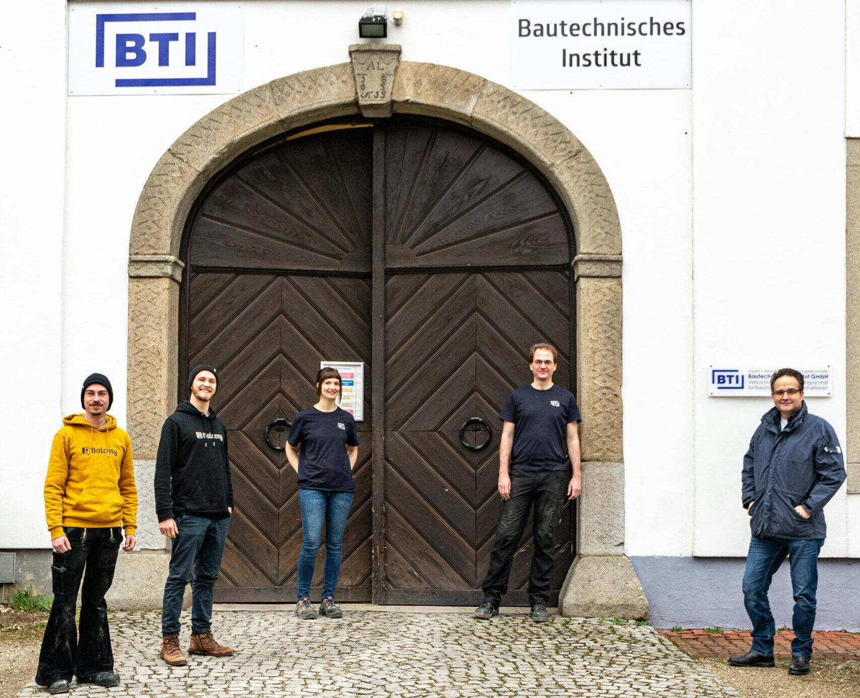 Balcosy Team vorm Bautechnischen Institut Linz